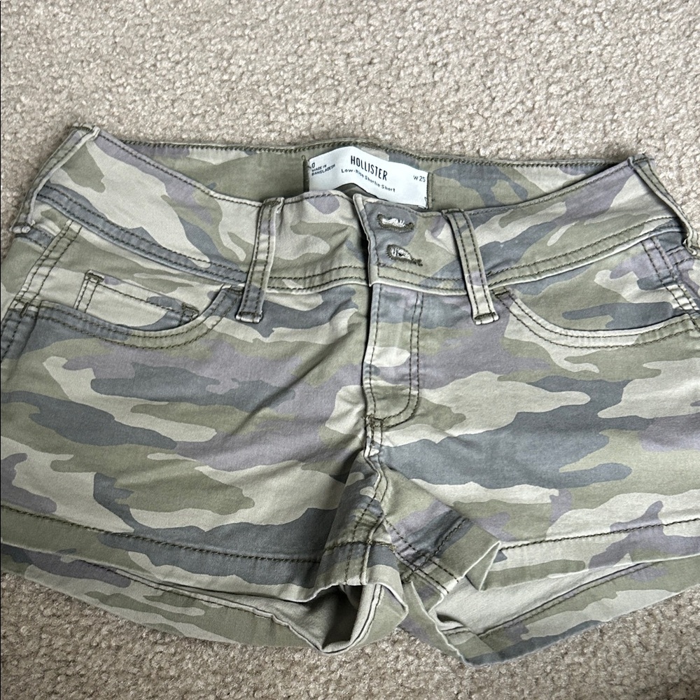 Hollister Women's Green Camouflage Cargo Shorts